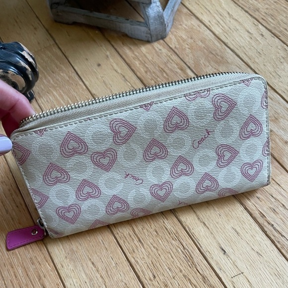 Rare Coach hearts long wallet - Picture 2 of 4